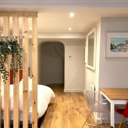 Будинок відпочинку Stylish Studio In Clifton Village Бристоль